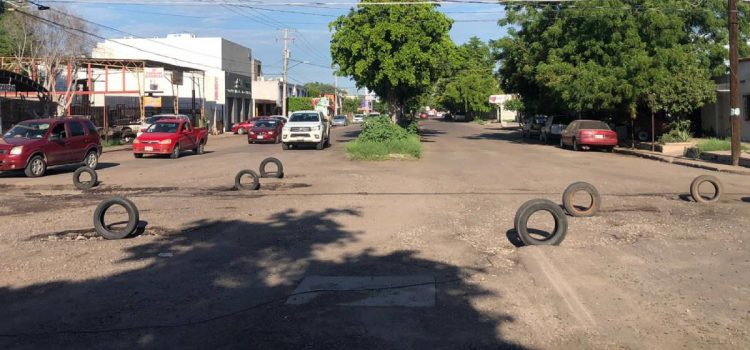 Cajemenses señalan baches con lo que encuentran