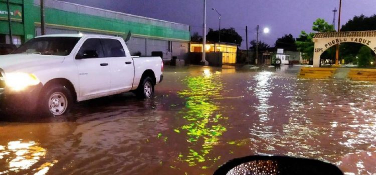 Intensas lluvias en Cajeme dejan dos vehículos varados