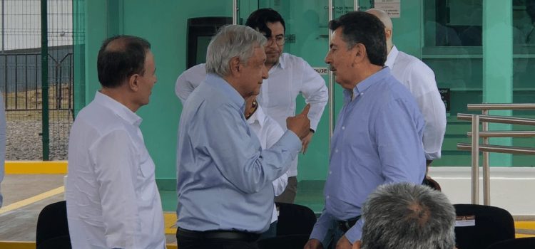 AMLO se compromete a arreglar las calles de Cajeme