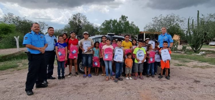 Donan Policías de Cajeme útiles escolares a niños del ejido Xóchitl