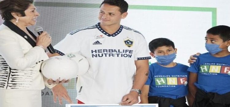 ‘Chicharito’ realizó una donación junto a LA Galaxy a favor de niños sin padres en CdMx