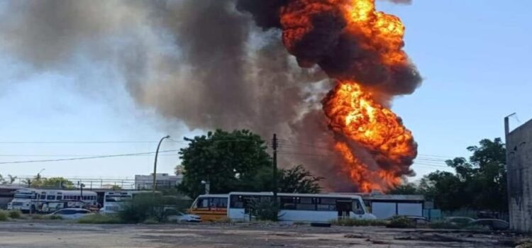 Incendio voraz provoca daños en bomberos de Cajeme