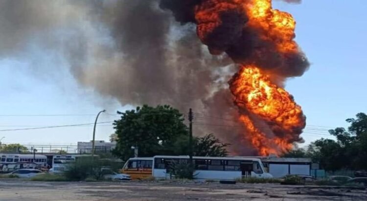 Incendio voraz provoca daños en bomberos de Cajeme