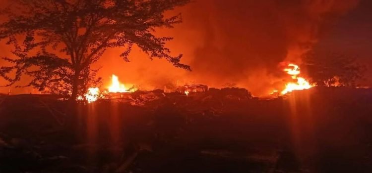 Incendio en recicladora de plásticos en Cajeme
