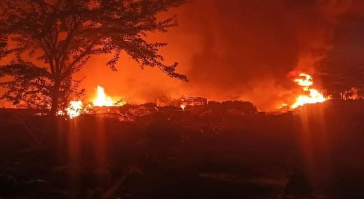 Incendio en recicladora de plásticos en Cajeme
