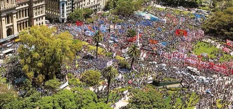 Multitudinaria protesta contra las reformas de Milei
