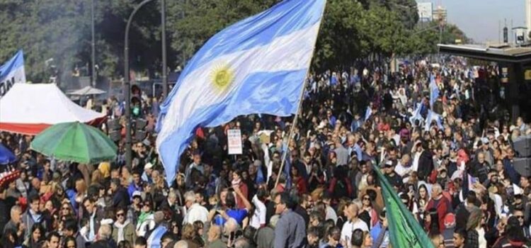 Miles de argentinos marchan en defensa de la universidad pública y contra el veto de Milei