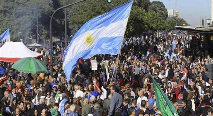 Miles de argentinos marchan en defensa de la universidad pública y contra el veto de Milei