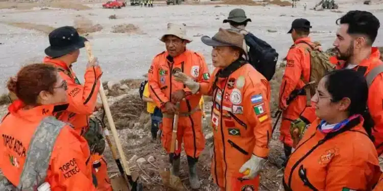 «Topos Azteca» participan en labores de rescate en España tras devastador temporal