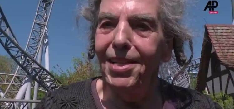 Octogenaria mujer asegura que subirse a la montaña rusa le alivia el dolor de espalda Octogenaria mujer asegura que subirse a la montaña rusa le alivia el dolor de espalda