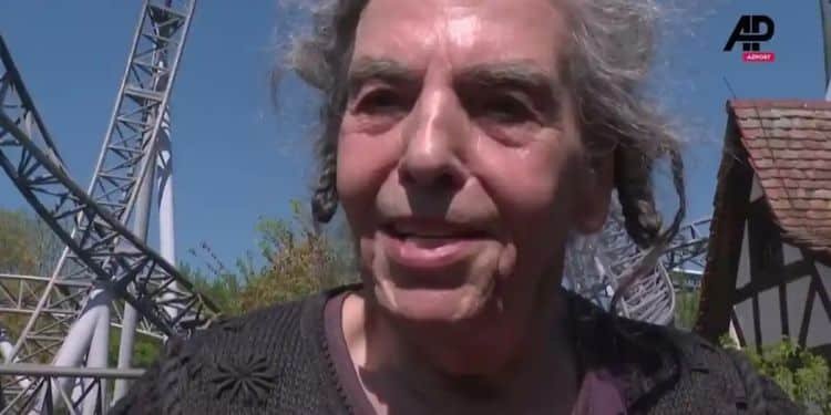 Octogenaria mujer asegura que subirse a la montaña rusa le alivia el dolor de espalda