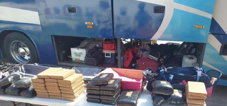 Detienen al conductor y a más de 40 pasajeros de un autobús que llevaban más de 5 millones de pesos en droga en Sonora