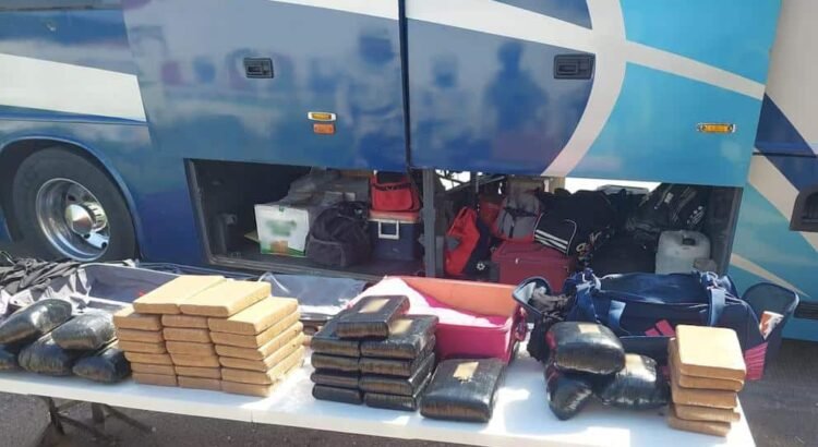 Detienen al conductor y a más de 40 pasajeros de un autobús que llevaban más de 5 millones de pesos en droga en Sonora