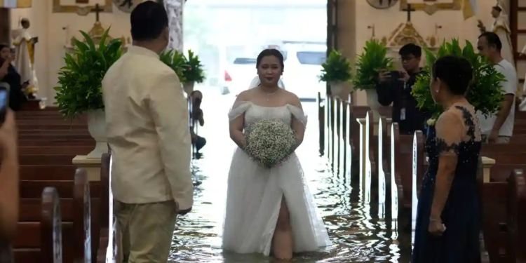 En iglesia inundada, pareja celebró su boda