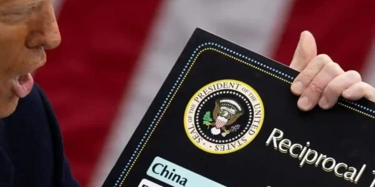 Entran en vigor aranceles de Trump en decenas de países