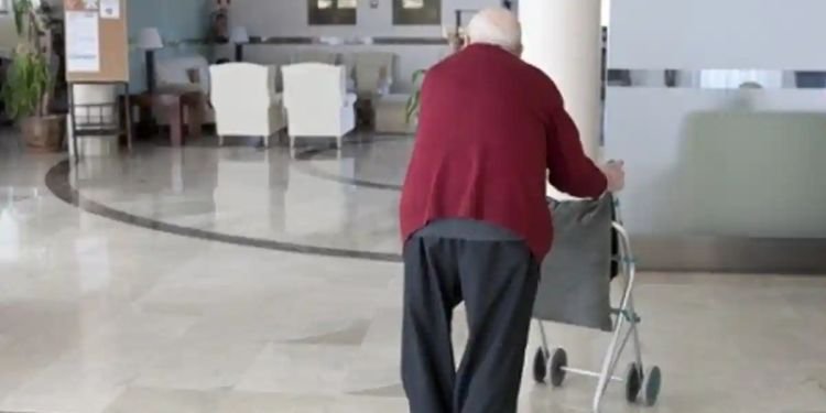 A sus 38 años decidió mudarse a una residencia para personas de la tercera edad